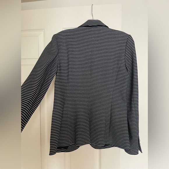 Never worn Ann Taylor size 4 blazer with pearl buttons - Picture 5 of 6